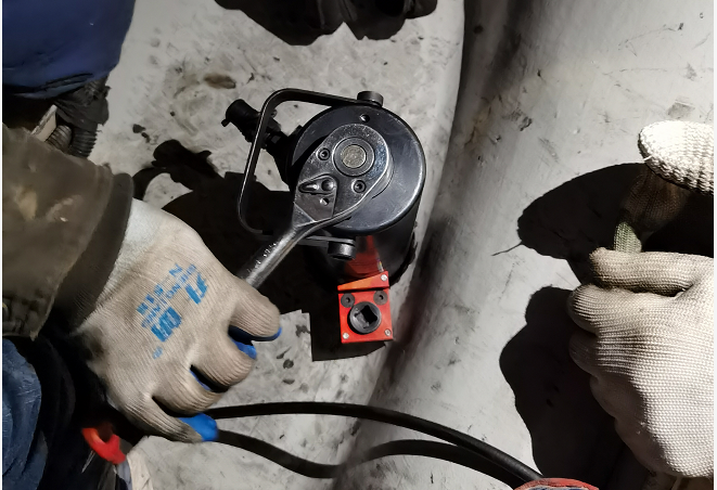 CANTORC bolt tensioner used for blade bo