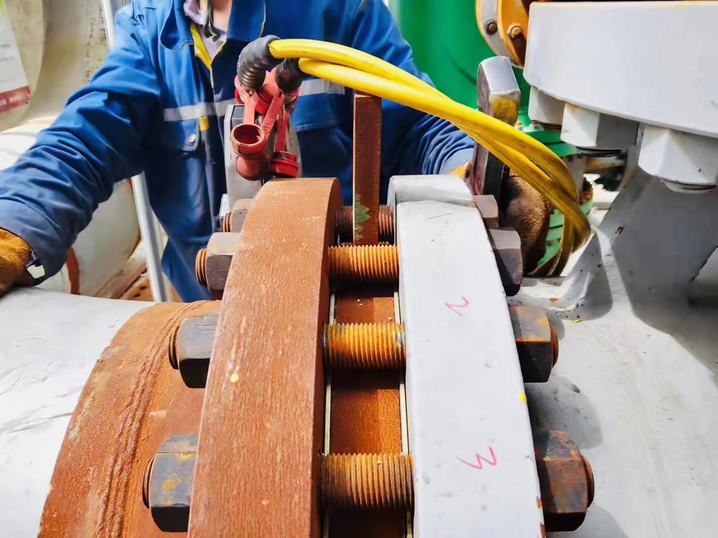 Maintenance of the Hydrocracking Unit in the Petrochemical Industry with CANTORC Hydraulic Wrench